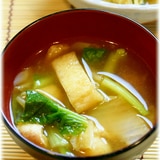 白菜と油揚げと小松菜の味噌汁